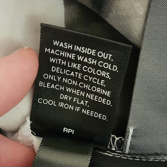 VERA WANG Simply Vera Petite Medium Floral Blouse Minamilist Bloom Color Block - Picture 10 of 10